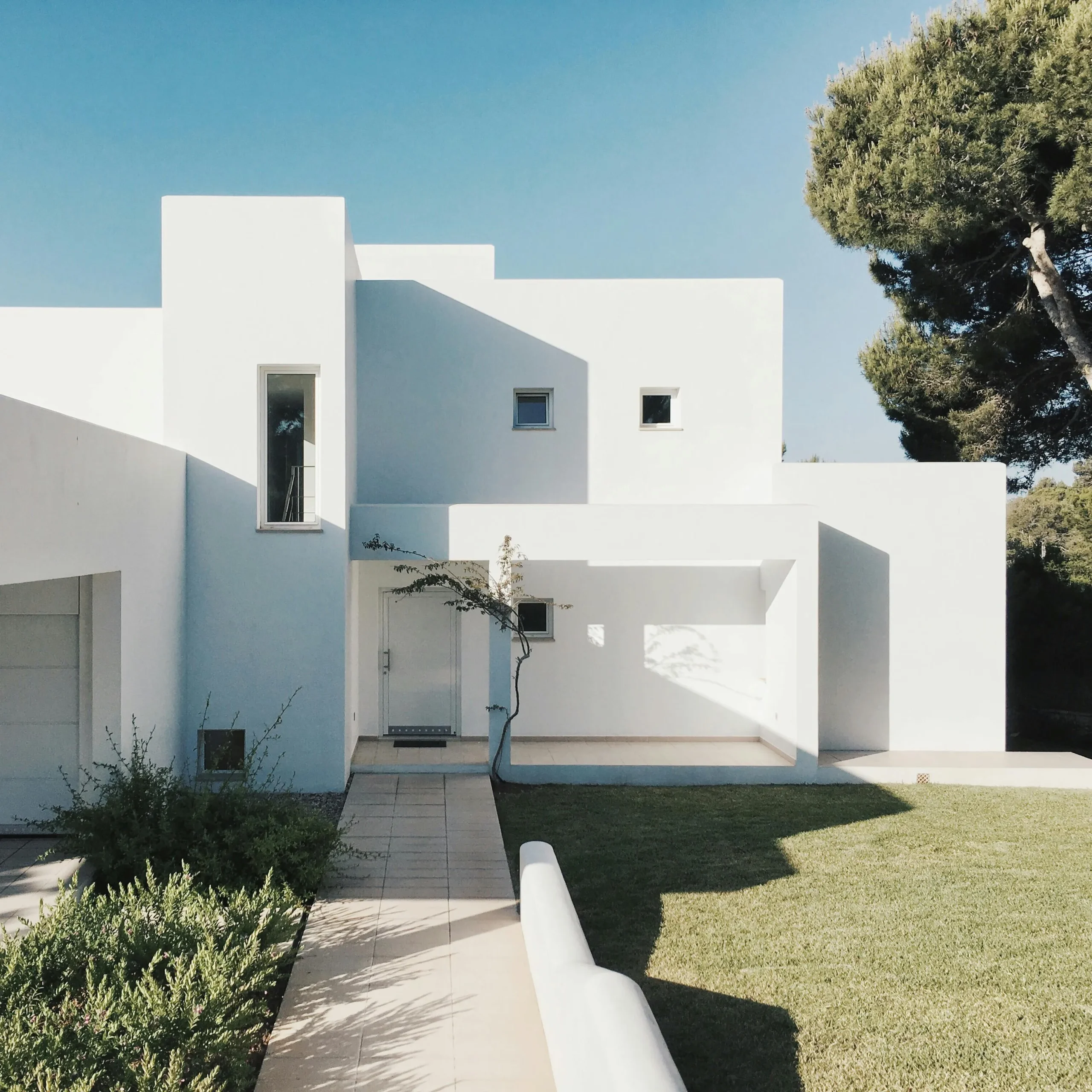 Architettura residenziale bianca contemporanea